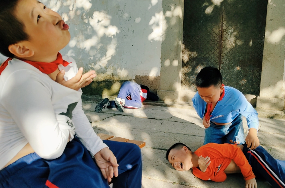 “Daily Life of Four Big Mouth Monsters” ผลงานของ จาง อวี จาก สาธารณรัฐประชาชนจีน ได้รับรางวัลภาพถ่ายยอดเยี่ยมแห่งปี ในการประกวด Vivo VISION+ Mobile Photography Awards 2020