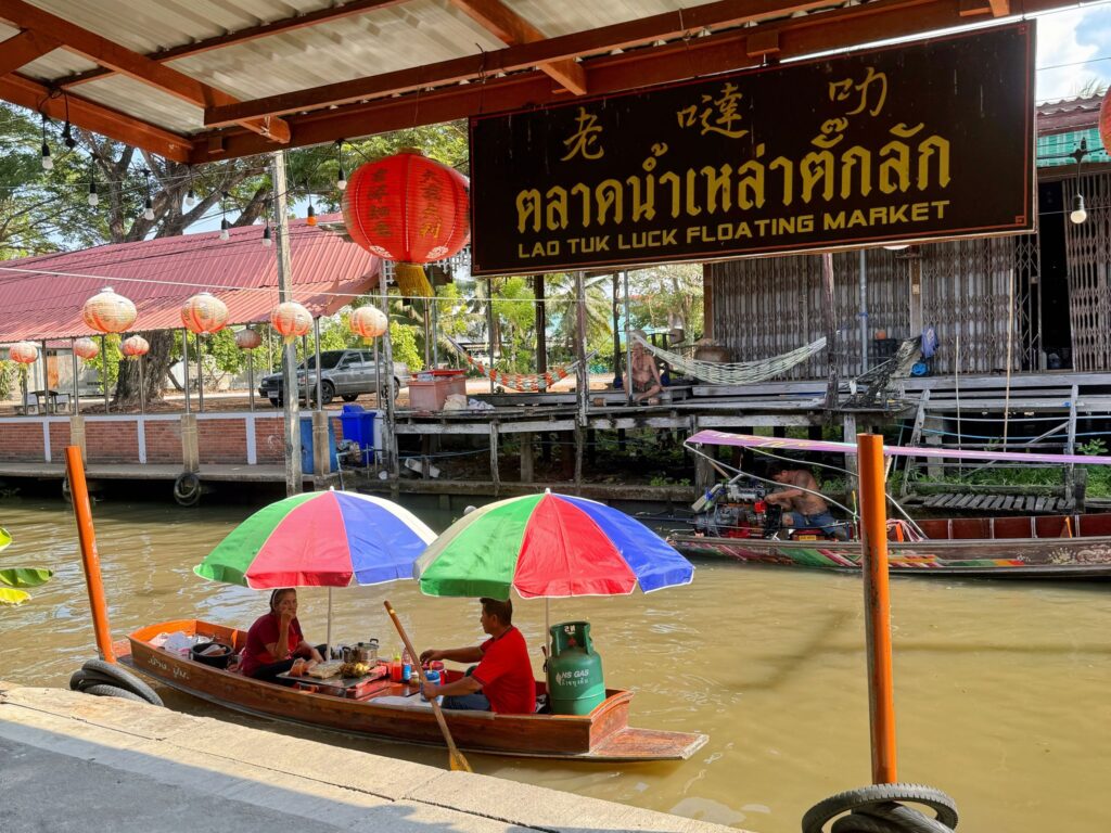 ตลาดน้ำเหล่าตั๊กลัก