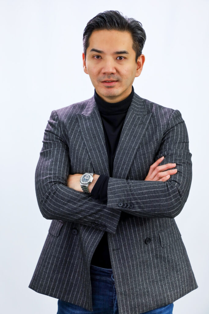 ผศ. ดร.นพพร เรืองวานิช ผู้อำนวยการหลักสูตรควบตรี-โท ทางการบัญชีและธุรกิจ และรักษาการแทนผู้อำนวยการโครงการปริญญาตรีบริหารธุรกิจ หลักสูตรนานาชาติ คณะพาณิชยศาสตร์และการบัญชี  มหาวิทยาลัยธรรมศาสตร์ (มธ.)