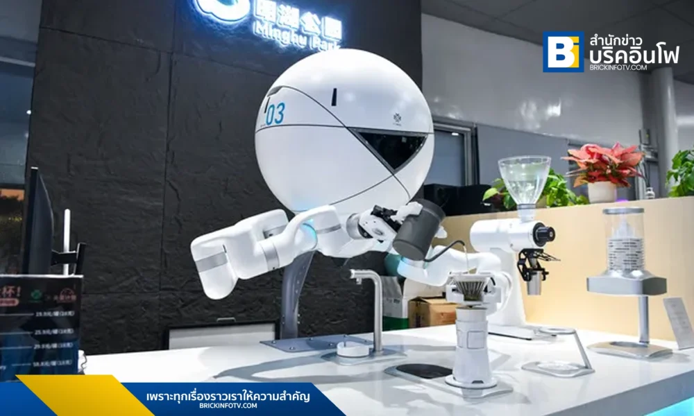 แฟ้มภาพซินหัว : หุ่นยนต์ชงกาแฟที่สวนสาธารณะในเมืองเซินเจิ้น มณฑลกว่างตงทางตอนใต้ของจีน วันที่ 27 พ.ย. 2024