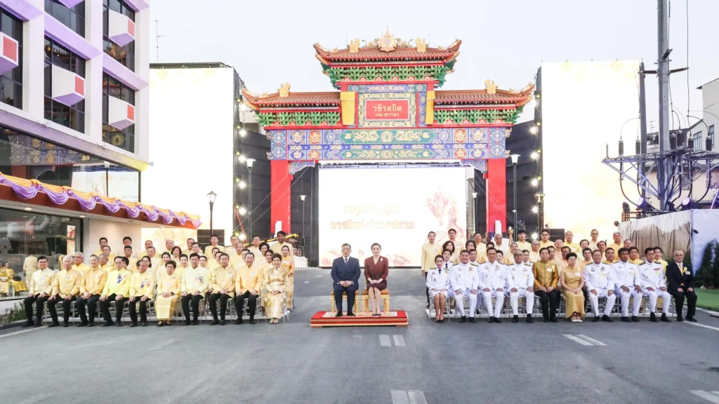 พระบาทสมเด็จพระเจ้าอยู่หัว และสมเด็จพระนางเจ้าฯ พระบรมราชินี เสด็จพระราชดำเนินทรงเปิดซุ้มประตูเฉลิมพระเกียรติ 2 แห่ง ย่านเยาวราช ชาวไทยเชื้อสายจีนร่วมถวายความภักดี
