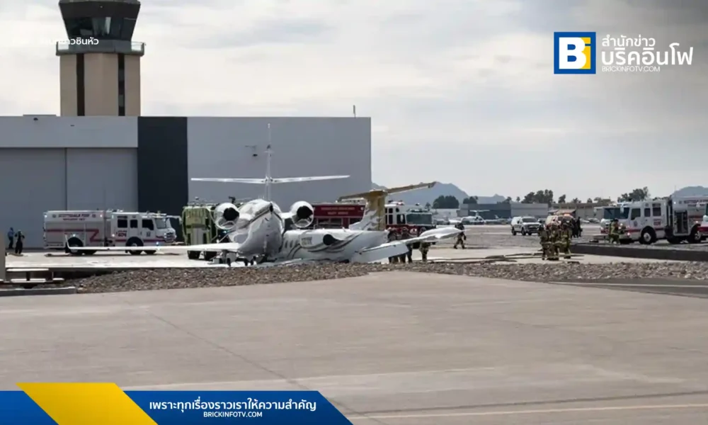 เจ้าหน้าที่ดับเพลิงปฏิบัติงานที่จุดเกิดเหตุเครื่องบินชนกันที่ท่าอากาศยานสก็อตส์เดล รัฐแอริโซนาของสหรัฐฯ วันที่ 10 ก.พ. 2025