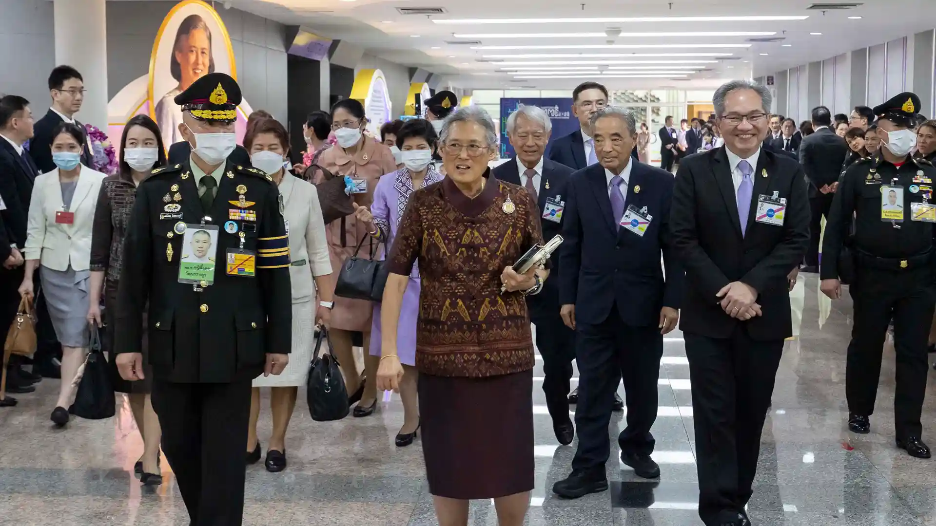 (27 มีนาคม 2568) ณ อุทยานวิทยาศาสตร์ประเทศไทย จ.ปทุมธานี : สำนักงานพัฒนาวิทยาศาสตร์และเทคโนโลยีแห่งชาติ (สวทช.) กระทรวงการอุดมศึกษา วิทยาศาสตร์ วิจัยและนวัตกรรม (อว.) ได้รับพระมหากรุณาธิคุณจากสมเด็จพระกนิษฐาธิราชเจ้า กรมสมเด็จพระเทพรัตนราชสุดา ฯ สยามบรมราชกุมารี เป็นองค์ประธานในพิธีเปิดการประชุมวิชาการ สวทช. ประจำปี 2568 (NSTDA Annual Conference 2025 : NAC2025) การประชุมจัดขึ้นภายใต้แนวคิด “ขับเคลื่อนวิทยาศาสตร์และเทคโนโลยีด้วย AI เพื่อประเทศไทยที่ยั่งยืน” (AI-driven Science and Technology for Sustainable Thailand” เพื่อเผยแพร่ความรู้และผลงานวิจัย สร้างความตระหนัก สร้างแรงบันดาลใจ