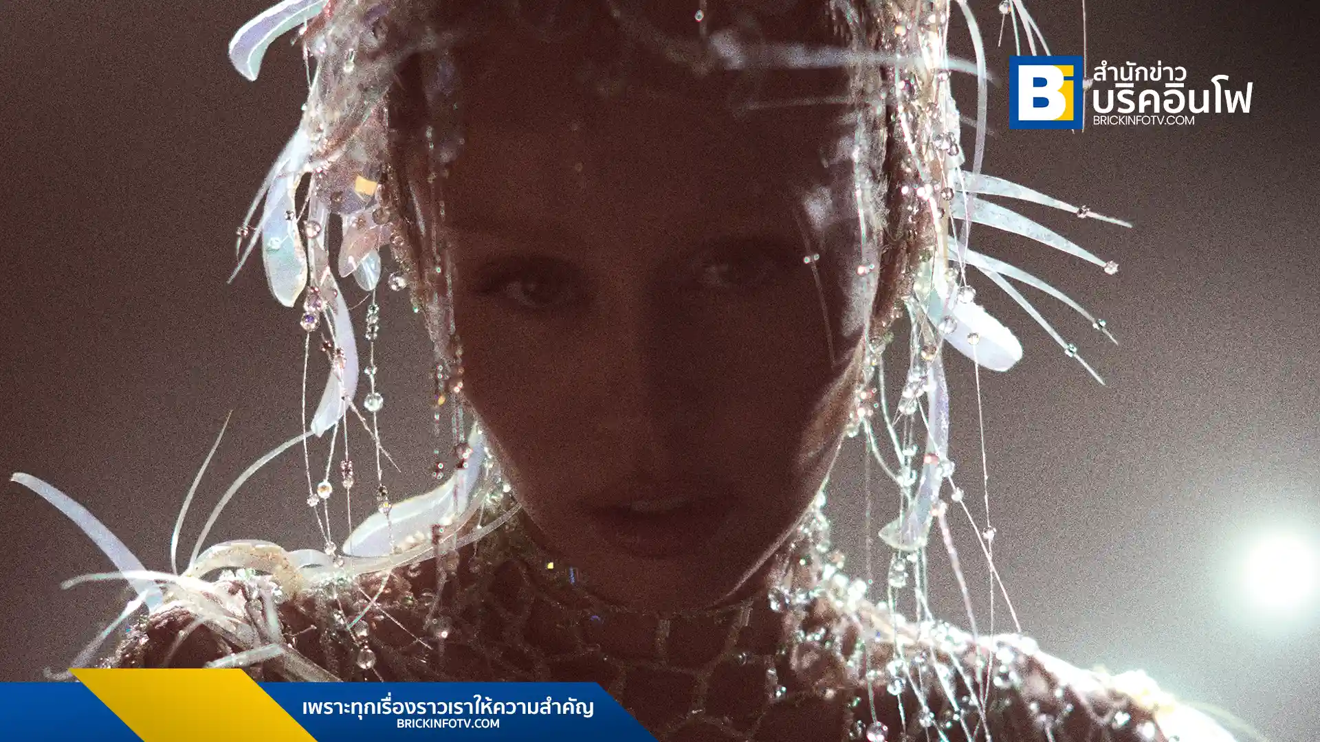 Miley Cyrus ปล่อยอัลบั้มเต็มชุด “Something Beautiful” พร้อมมิวสิกวิดีโอเพลง “Easy Lover” และเตรียมเปิดตัวภาพยนตร์ประกอบอัลบั้มร่วมกับ Naomi Campbell