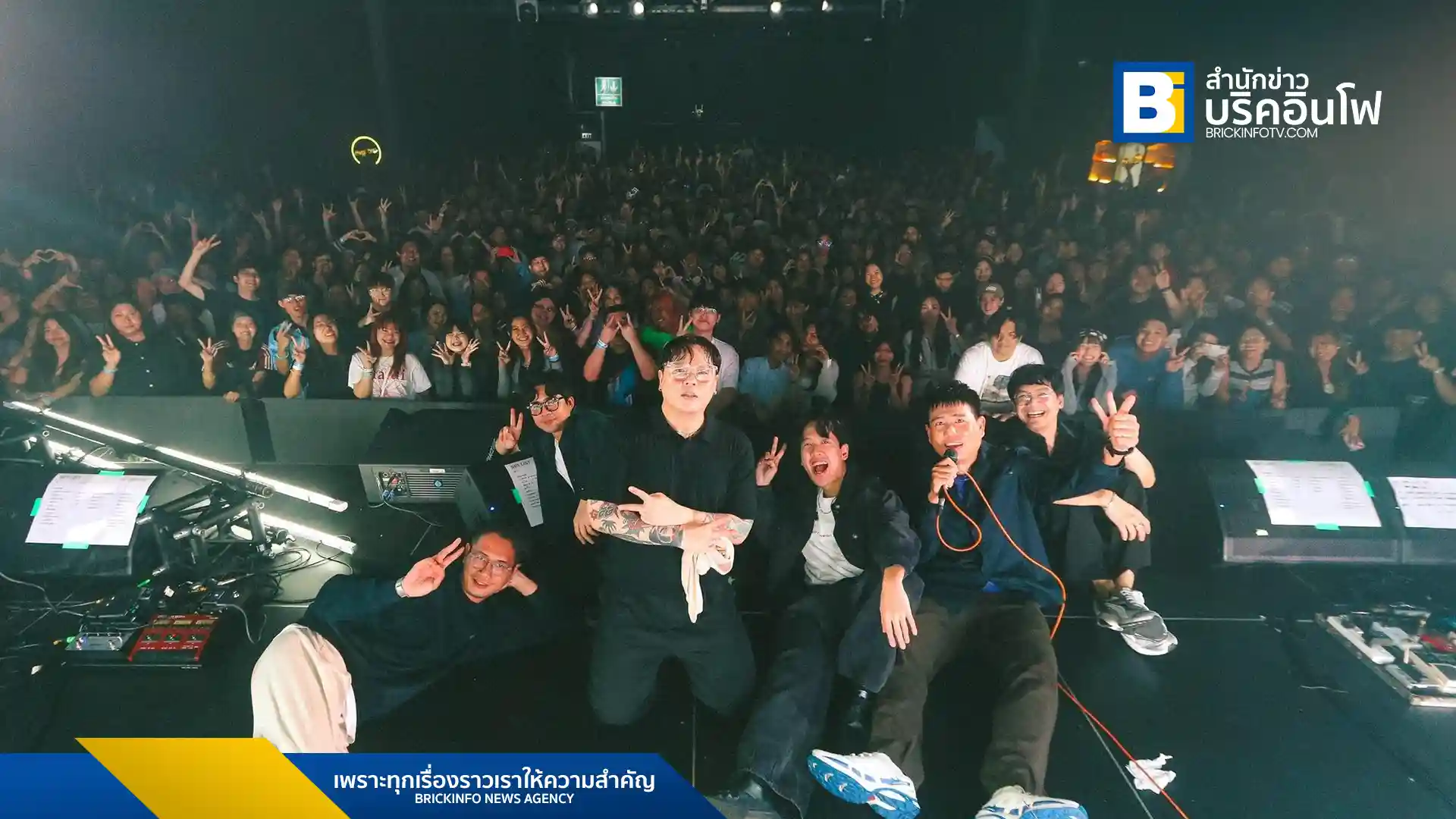 วง ELECTRIC NEON LAMP จัดคอนเสิร์ตใหญ่ “SangSom presents electric.neon.lamp Past, Present, Future Concert” ที่ The Street Hall รัชดา ท่ามกลางแฟนเพลงนับพัน สมาชิกวง เจน เต้ แป๊ก อุณ ขนเพลงฮิตและเพลงใหม่มาโชว์ พร้อมเซอร์ไพรส์จาก แทน อดีตกีตาร์วง คอนเสิร์ตเต็มไปด้วยแสง สี เสียง สุดอลังการ