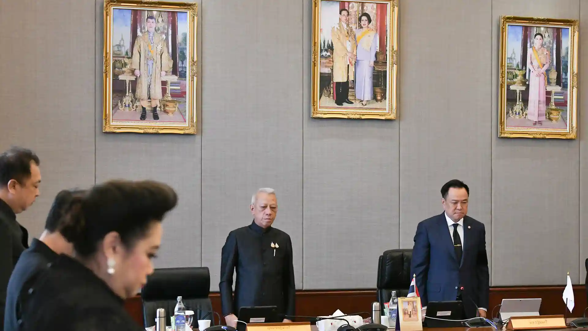 นายอนุทิน ชาญวีรกูล นายกรัฐมนตรี นำคณะรัฐมนตรี (ครม.) ยืนไว้อาลัย 1 นาที หลังสมเด็จพระนางเจ้าสิริกิติ์ พระบรมราชินีนาถ พระบรมราชชนนีพันปีหลวง เสด็จสวรรคต ที่ทำเนียบรัฐบาล โดยกล่าวว่าเป็นการ "ความสูญเสียครั้งยิ่งใหญ่ของประเทศ" พร้อมเตรียมพร้อมจัดงานพระราชพิธีอย่างสมพระเกียรติ