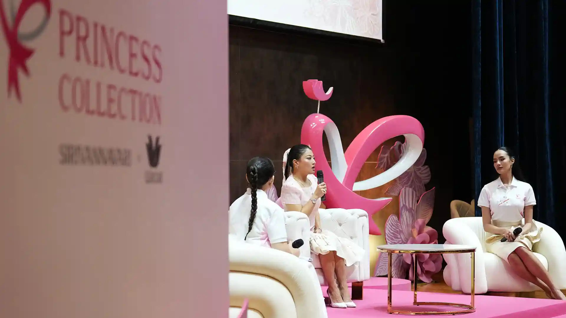 แบรนด์ SIRIVANNAVARI และ WACOAL เปิดตัว Princess Collection 2025 ลิมิเต็ดเอดิชั่น "Pink Bloom" นำรายได้สนับสนุน 3 องค์กรหลัก ศูนย์สิริกิติ์บรมราชินีนาถ มูลนิธิกาญจนบารมี สถาบันมะเร็งแห่งชาติ เพื่อช่วยเหลือผู้ป่วยมะเร็งเต้านมและการตรวจคัดกรองฟรี