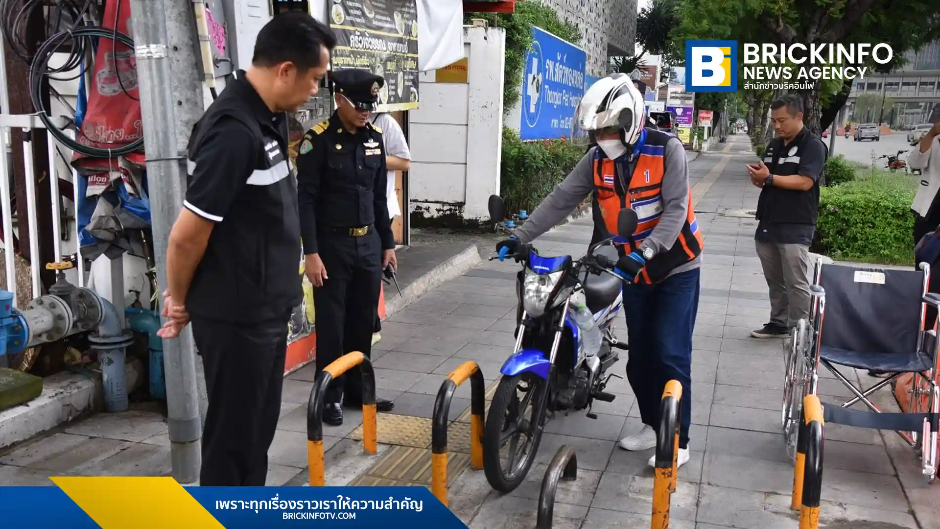 รองผู้ว่าฯ กทม. ลงพื้นที่เขตสาทร ติดตามจัดระเบียบแผงค้าหน้าตลาดกิตติ คุมเข้มวินรถจักรยานยนต์สาธารณะ ห้ามตั้งวินย่อย ติดตั้งกล้อง BMA AI จับผู้ขับขี่บนทางเท้า พร้อมแนะคอนโดฟิวส์ จันทน์-สาทร Fuse Chan-Sathorn คัดแยกขยะตามนโยบายใหม่