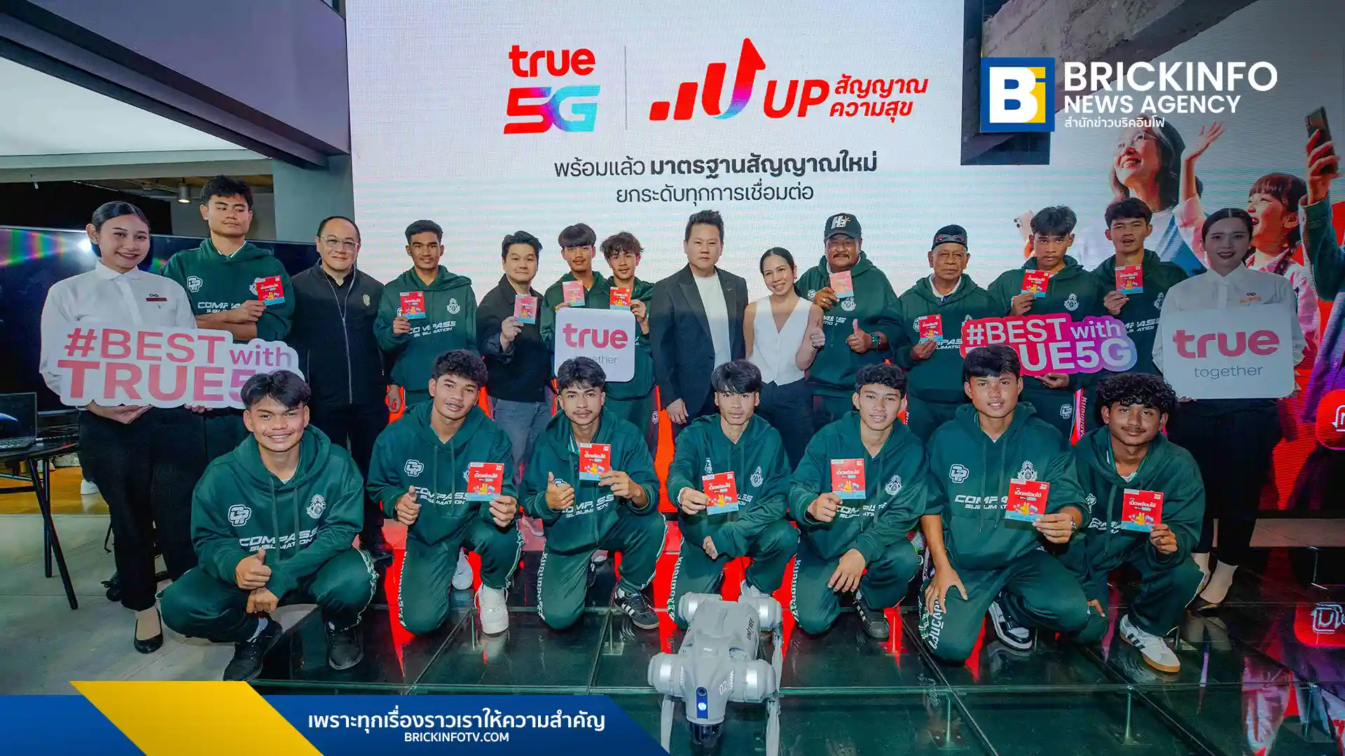 ทรู คอร์ปอเรชั่น ต้อนรับทีมฟุตบอลเยาวชน โรงเรียนหมอนทองวิทยา และ โรงเรียน อบจ.ชัยนาท สู่ ทรู แบรนดิ้ง ช็อป สยามสแควร์ พร้อมไลฟ์สดกิจกรรม "จากสนามหญ้าสู่สยามสแควร์" พิสูจน์เครือข่าย True 5G ในการเชื่อมต่อและสร้างประสบการณ์ Up สัญญาณ Up ความสุข