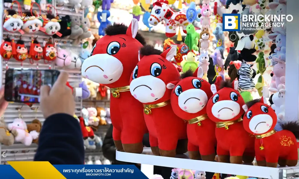 แฟ้มภาพซินหัว : ตุ๊กตายัดนุ่น "ม้าหน้าบึ้ง" วางเรียงอยู่ที่ร้านค้าแห่งหนึ่งในตลาดค้าส่งนานาชาติอี้อู ในเมืองอี้อู มณฑลเจ้อเจียงทางตะวันออกของจีน วันที่ 12 ม.ค. 2026