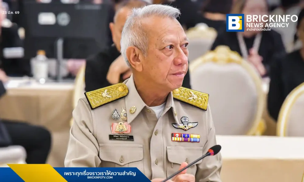 นายพิพัฒน์ รัชกิจประการ รองนายกรัฐมนตรีและรัฐมนตรีว่าการกระทรวงคมนาคม