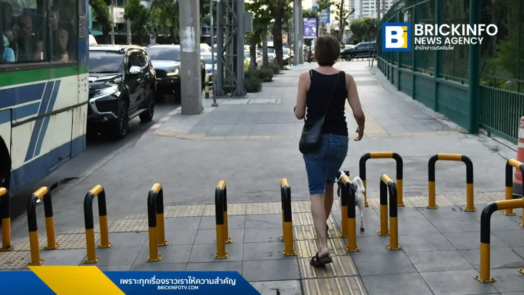 กรุงเทพมหานคร ติดตั้ง S-Guard บริเวณแยกพระโขนง เขตคลองเตย สกัดรถจักรยานยนต์ขับขี่บนทางเท้า เผยสถิติจับปรับแล้วกว่า 2,000 ราย พร้อมขยายจุดติดตั้งเพิ่มความปลอดภัยคนเดินเท้า