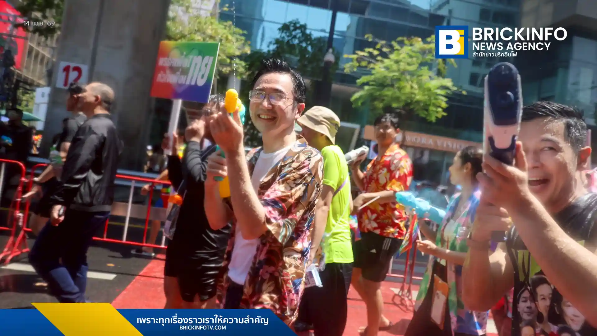 ยศชนัน วงศ์สวัสดิ์ รองนายกรัฐมนตรี ลงพื้นที่ถนนสีลมวันสุดท้ายของเทศกาลสงกรานต์ ย้ำความสำคัญ Soft Power ความหลากหลาย พร้อมรับฟังปัญหาต้นทุนพลังงานกระทบรายย่อย