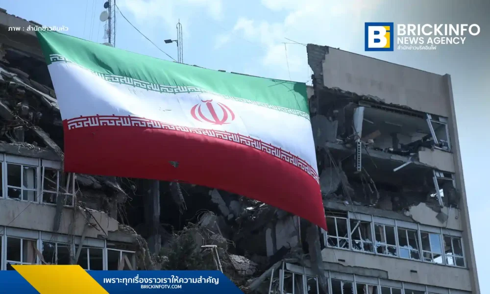 แฟ้มภาพซินหัว : ธงชาติอิหร่านที่แขวนอยู่บนอาคารที่ได้รับความเสียหายจากการโจมตีของสหรัฐฯ และอิสราเอลในกรุงเตหะรานของอิหร่าน วันที่ 20 เม.ย. 2026
