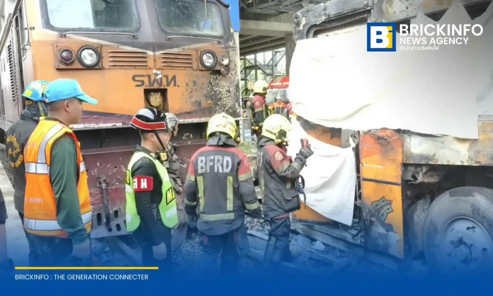 เหตุรถไฟชนรถโดยสารสาธารณะ ใกล้สถานีแอร์พอร์ตเรลลิงก์มักกะสัน ไฟลุกท่วม มีผู้บาดเจ็บและเสียชีวิต กองทัพบกส่งกำลังพลร่วมกู้ภัยและระบายการจราจรหนาแน่น
