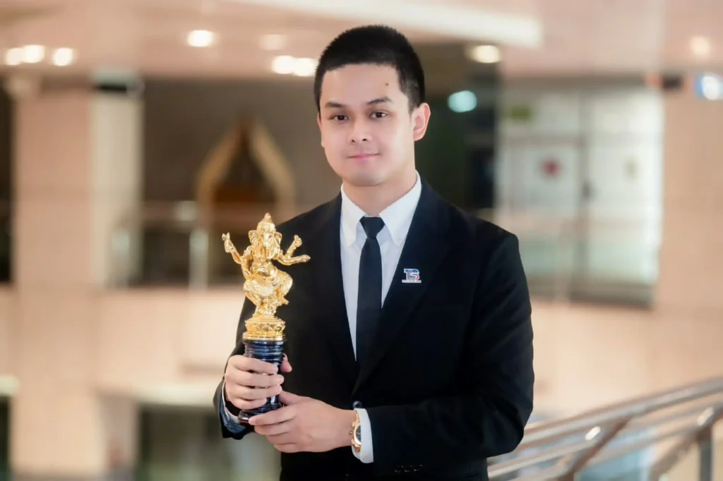 คุณกมลธร โกมารทัต ผู้ช่วยรองประธานเจ้าหน้าที่บริหารฝ่ายการตลาด สายการสื่อสารและธุรกิจเพื่อความยั่งยืน บริษัท ไทย สมายล์ บัส จำกัด