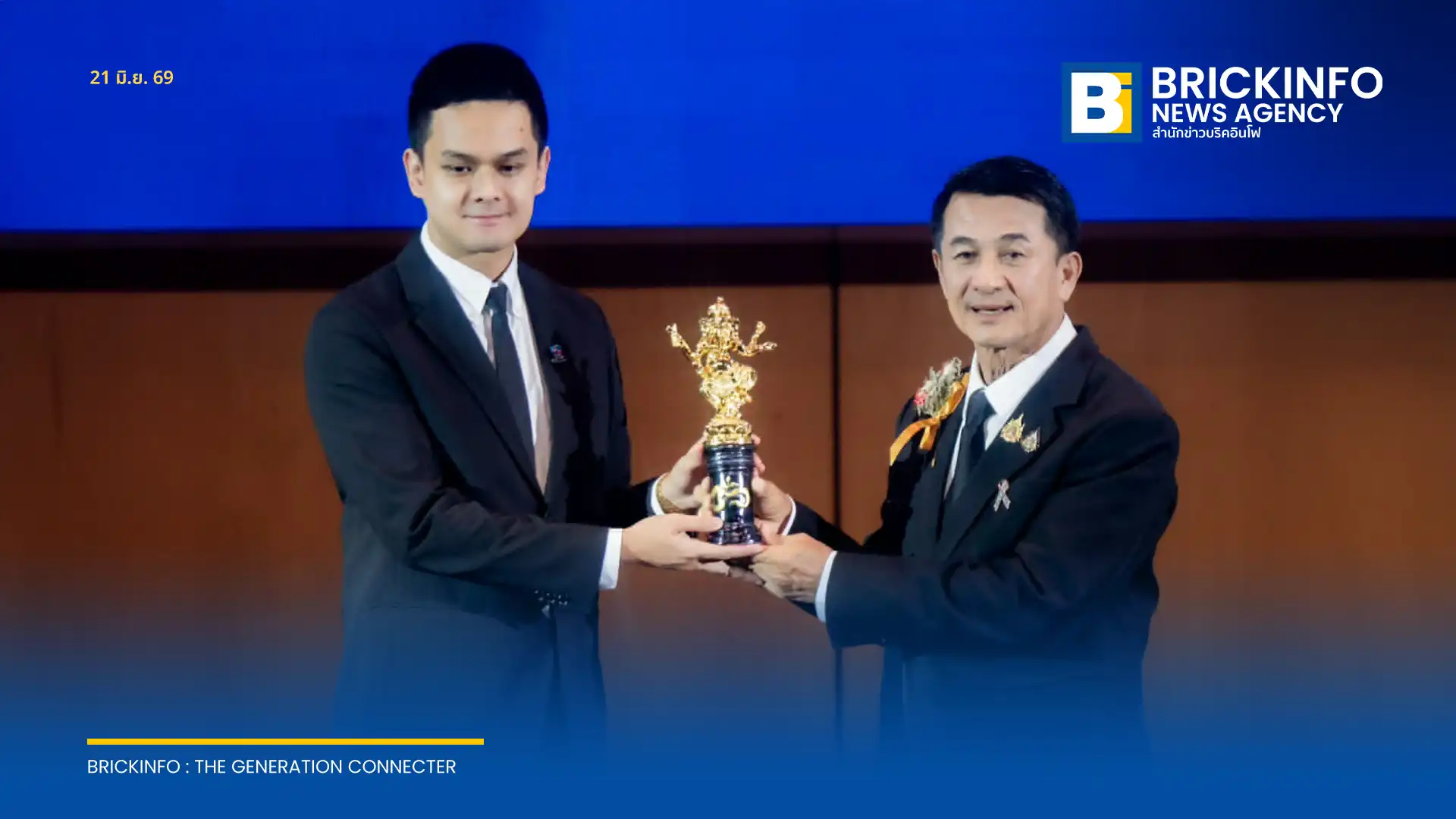 กมลธร โกมารทัต ผู้บริหาร บริษัท ไทย สมายล์ บัส จำกัด (Thai Smile Bus) รับรางวัลนพเก้าดาวมงกุฎเพชร สาขาผู้ทำคุณประโยชน์ต่อสังคมด้านสิ่งแวดล้อมและชุมชนยอดเยี่ยม ประจำปี 2569 จากผลงานด้านขนส่งพลังงานสะอาด