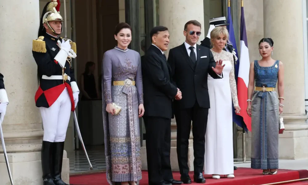 พระบาทสมเด็จพระเจ้าอยู่หัว และสมเด็จพระนางเจ้า ฯ พระบรมราชินี เสด็จฯ เยือนสาธารณรัฐฝรั่งเศส ทรงรับการทูลเกล้าฯ ถวายเครื่องอิสริยาภรณ์ชั้น Grand-Croix ในงานเลี้ยงพระกระยาหารค่ำ
