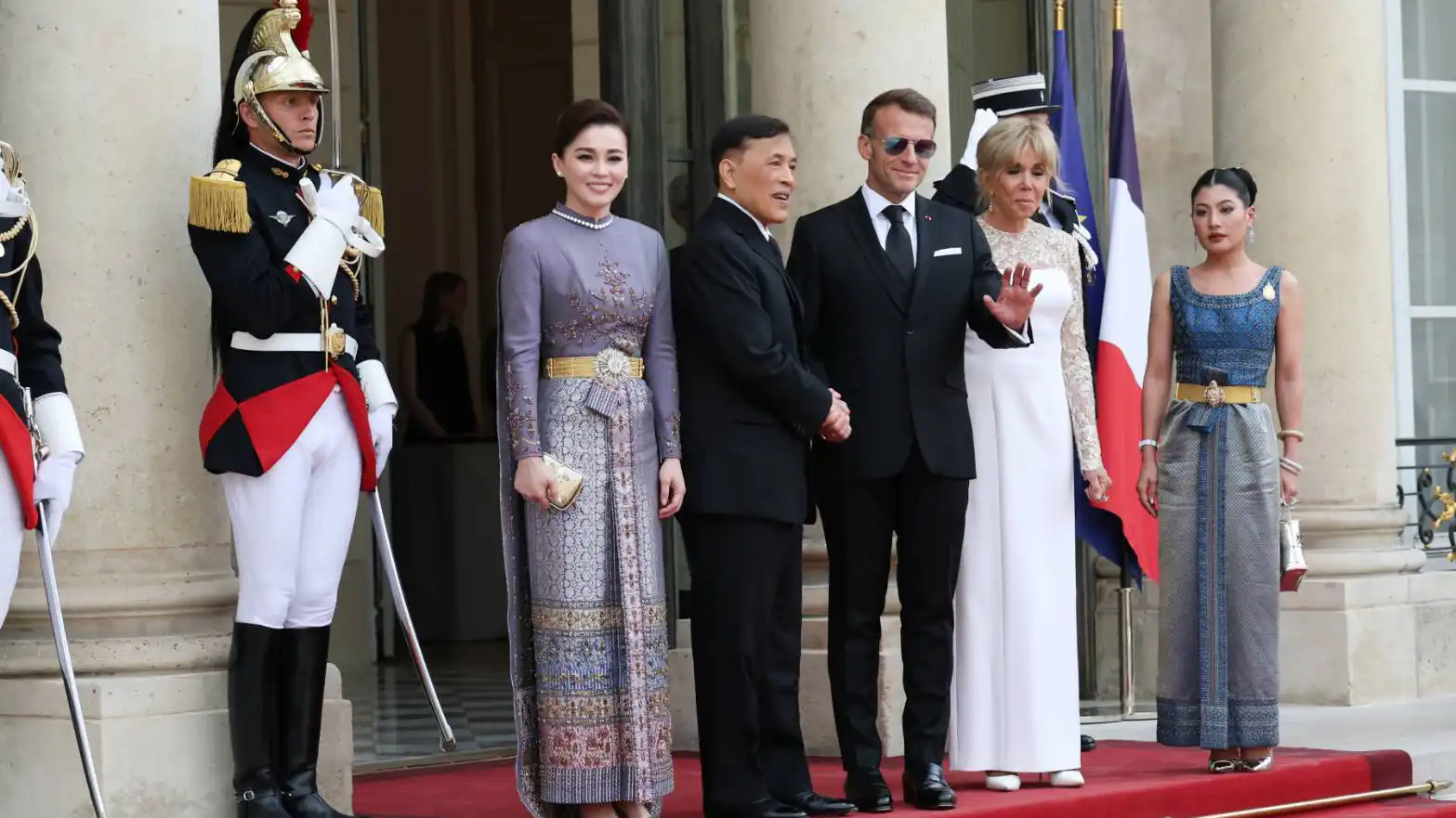 พระบาทสมเด็จพระเจ้าอยู่หัว และสมเด็จพระนางเจ้า ฯ พระบรมราชินี เสด็จฯ เยือนสาธารณรัฐฝรั่งเศส ทรงรับการทูลเกล้าฯ ถวายเครื่องอิสริยาภรณ์ชั้น Grand-Croix ในงานเลี้ยงพระกระยาหารค่ำ