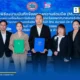เทศบาลนครรังสิต ร่วมมือ ไทย สมายล์ บัส (TSB) เชื่อมข้อมูลการเดินรถ พัฒนาแอปพลิเคชัน Rangsit City App นำทาง พร้อมศึกษาแผนขนส่งสาธารณะไฟฟ้า EV สู่เมืองอัจฉริยะ