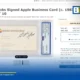 นามบัตร Apple พร้อมลายเซ็น สตีฟ จอบส์ ในปี 1983 ถูกนำออกประมูลโดย RR Auction ทำราคาพุ่งสูงเกิน 64,000 ดอลลาร์สหรัฐ ท่ามกลางของสะสมหายากกว่า 200 รายการ