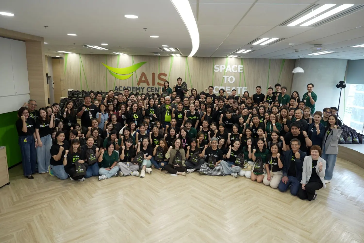 AIS ร่วมกับกองทัพอากาศและกองทัพไทย ส่งมอบถุงยังชีพและน้ำดื่มช่วยผู้ประสบภัยน้ำท่วมน่าน พร้อมเปิดจุดชาร์จแบตเตอรี่และดูแลสัญญาณเครือข่ายตลอด 24 ชั่วโมง