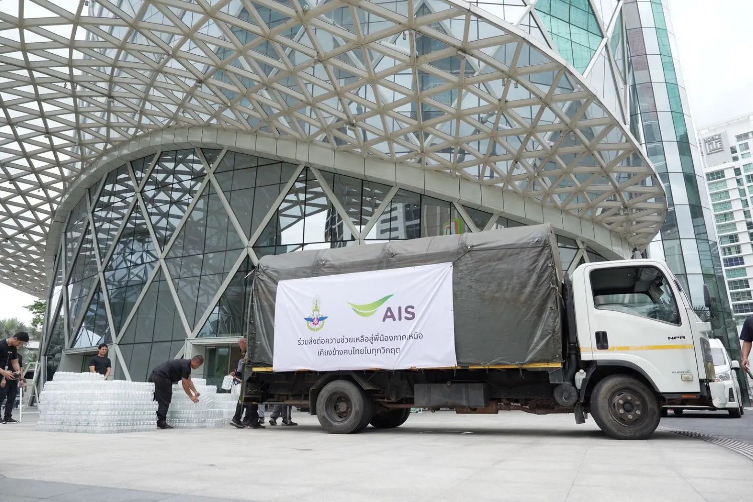 AIS ร่วมกับกองทัพอากาศและกองทัพไทย ส่งมอบถุงยังชีพและน้ำดื่มช่วยผู้ประสบภัยน้ำท่วมน่าน พร้อมเปิดจุดชาร์จแบตเตอรี่และดูแลสัญญาณเครือข่ายตลอด 24 ชั่วโมง
