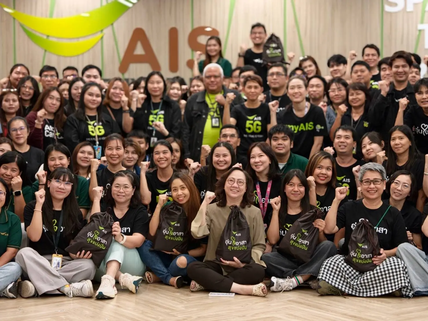 AIS ร่วมกับกองทัพอากาศและกองทัพไทย ส่งมอบถุงยังชีพและน้ำดื่มช่วยผู้ประสบภัยน้ำท่วมน่าน พร้อมเปิดจุดชาร์จแบตเตอรี่และดูแลสัญญาณเครือข่ายตลอด 24 ชั่วโมง