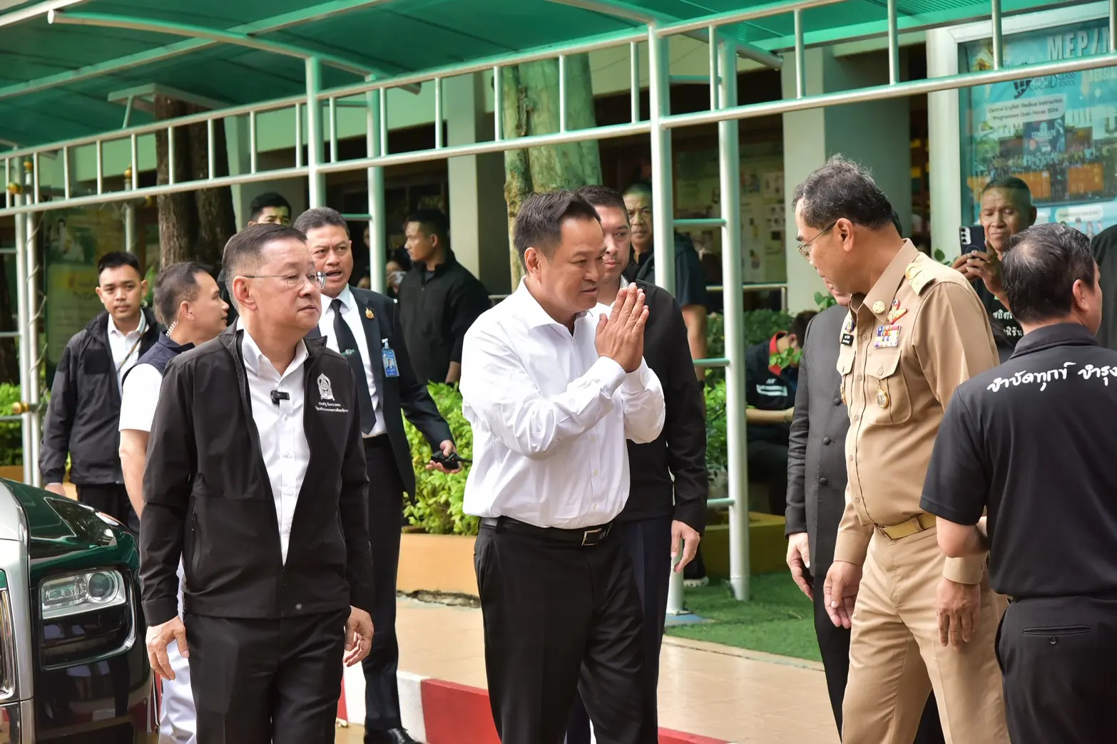 นายกรัฐมนตรี อนุทิน ชาญวีรกูล ลงพื้นที่โรงเรียนเทพศิรินทร์ นนทบุรี ติดตามเหตุยิงกันเสียชีวิต 8 ราย บาดเจ็บกว่า 30 ราย สั่งกำชับเข้มกฎหมายอาวุธปืนและ เร่งเยียวยาผู้ประสบเหตุ