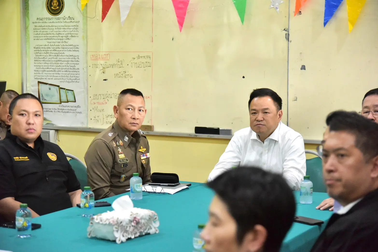 นายกรัฐมนตรี อนุทิน ชาญวีรกูล ลงพื้นที่โรงเรียนเทพศิรินทร์ นนทบุรี ติดตามเหตุยิงกันเสียชีวิต 8 ราย บาดเจ็บกว่า 30 ราย สั่งกำชับเข้มกฎหมายอาวุธปืนและ เร่งเยียวยาผู้ประสบเหตุ