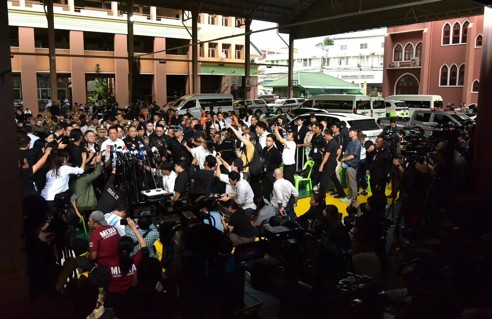 นายกรัฐมนตรี อนุทิน ชาญวีรกูล ลงพื้นที่โรงเรียนเทพศิรินทร์ นนทบุรี ติดตามเหตุยิงกันเสียชีวิต 8 ราย บาดเจ็บกว่า 30 ราย สั่งกำชับเข้มกฎหมายอาวุธปืนและ เร่งเยียวยาผู้ประสบเหตุ