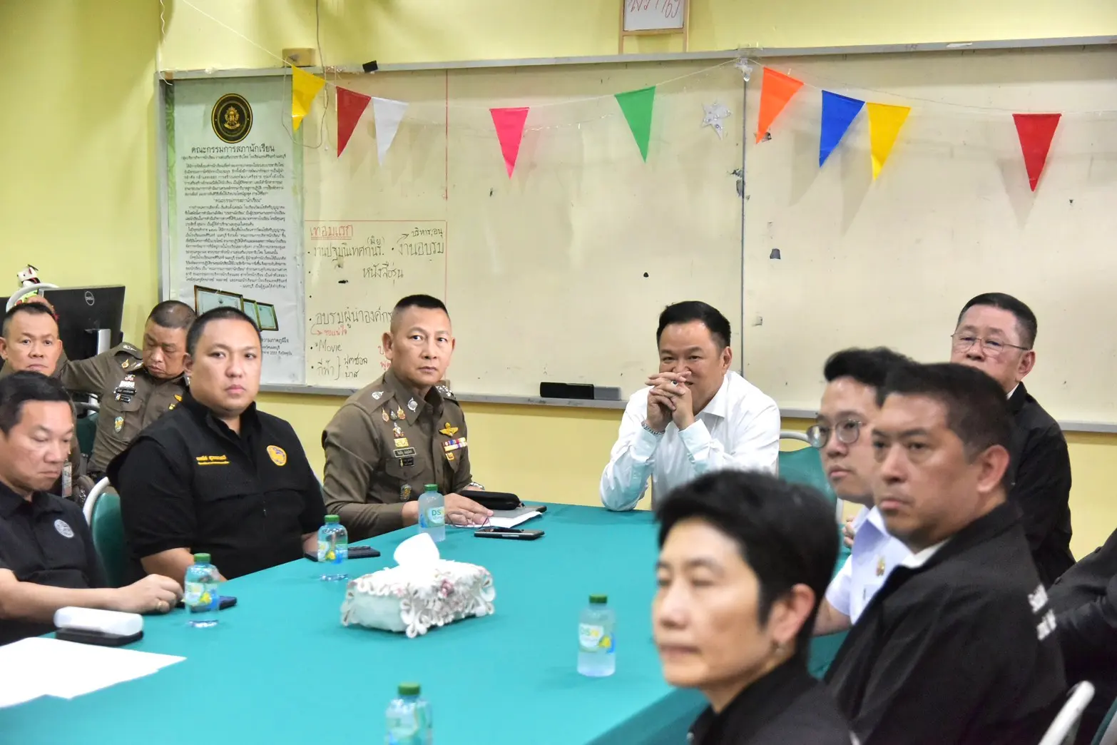 นายกรัฐมนตรี อนุทิน ชาญวีรกูล ลงพื้นที่โรงเรียนเทพศิรินทร์ นนทบุรี ติดตามเหตุยิงกันเสียชีวิต 8 ราย บาดเจ็บกว่า 30 ราย สั่งกำชับเข้มกฎหมายอาวุธปืนและ เร่งเยียวยาผู้ประสบเหตุ