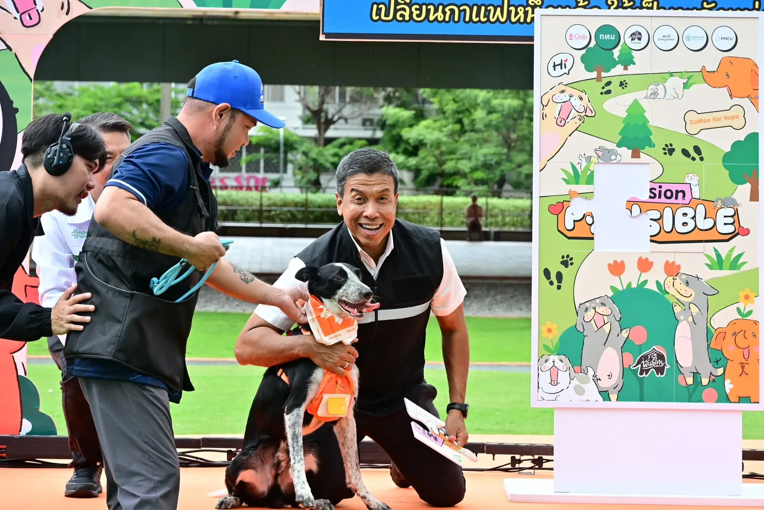 กทม. เดินหน้าคุมประชากรสุนัขจรจัดกว่า 2 แสนตัว ชูแนวทางทำหมัน ฉีดวัคซีน ฝังไมโครชิป และผลักดันสุนัขชุมชน พร้อมเปิดรับอุปการะสัตว์จากศูนย์พักพิงประเวศ