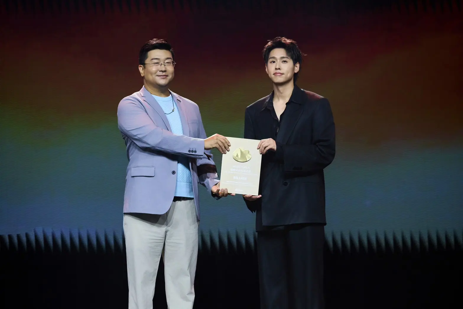 บิวกิ้น พุฒิพงศ์ อัสสรัตนกุล คว้ารางวัลศิลปินข้ามสายงานยอดเยี่ยม Weibo Malaysia ในงาน 2026 Weibo Cultural Communication Night ณ ประเทศมาเลเซีย