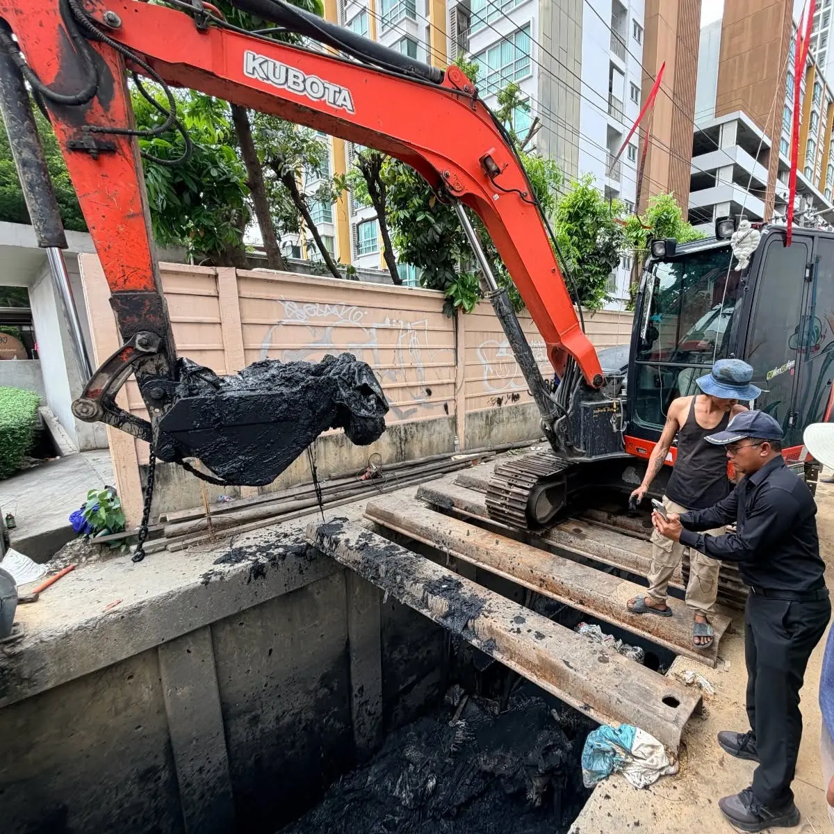 กรุงเทพมหานคร ยกระดับมาตรการรับมือฝนตกหนัก ตั้งศูนย์ป้องกันน้ำท่วม 50 เขต พร้อมประสานปริมณฑลและกรมชลประทาน เร่งระบายน้ำตลอด 24 ชั่วโมง