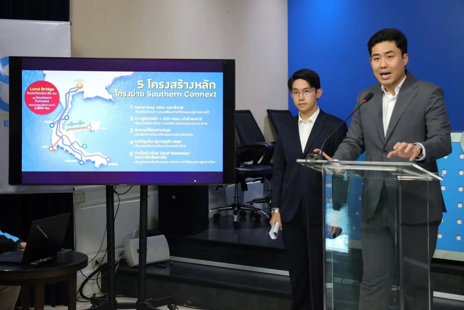 โฆษก ปชป. แถลงแฉขบวนการทุจริตสอบท้องถิ่น 4 ชั้น สะพัด 5 พันล้าน จี้ ป.ป.ช. และ DSI คุ้มครองพยาน สาวให้ถึงนักการเมือง-ข้าราชการระดับสูง