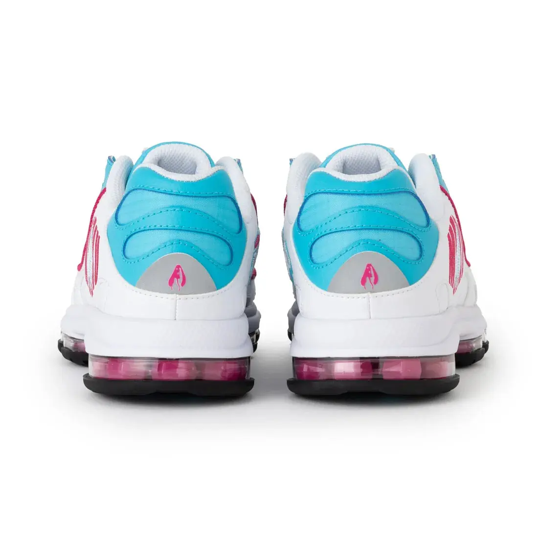 FILA ประกาศร่วมมือ Hatsune Miku นำสนีกเกอร์คลาสสิก Silva Trainer กลับมาผลิตใหม่ 2 คู่สี พร้อมเปิดพรีออเดอร์ในญี่ปุ่น ก.ย. 2026 กำหนดส่งมอบ มี.ค. 2027