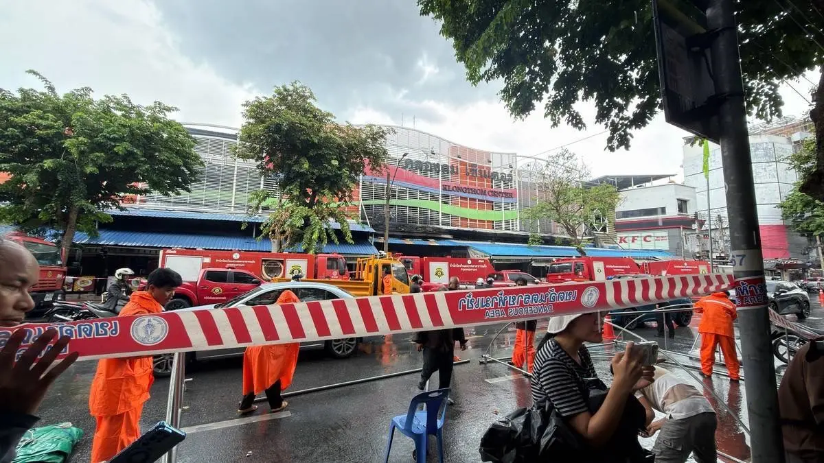 กทม. ปรับแผนดับจุดความร้อนเพลิงไหม้คลองถมเซ็นเตอร์ ป้องกันโครงสร้างถล่ม เร่งเยียวยาผู้ค้า 200 ราย พร้อมส่งทีมแพทย์เฝ้าระวังสุขภาพชุมชน