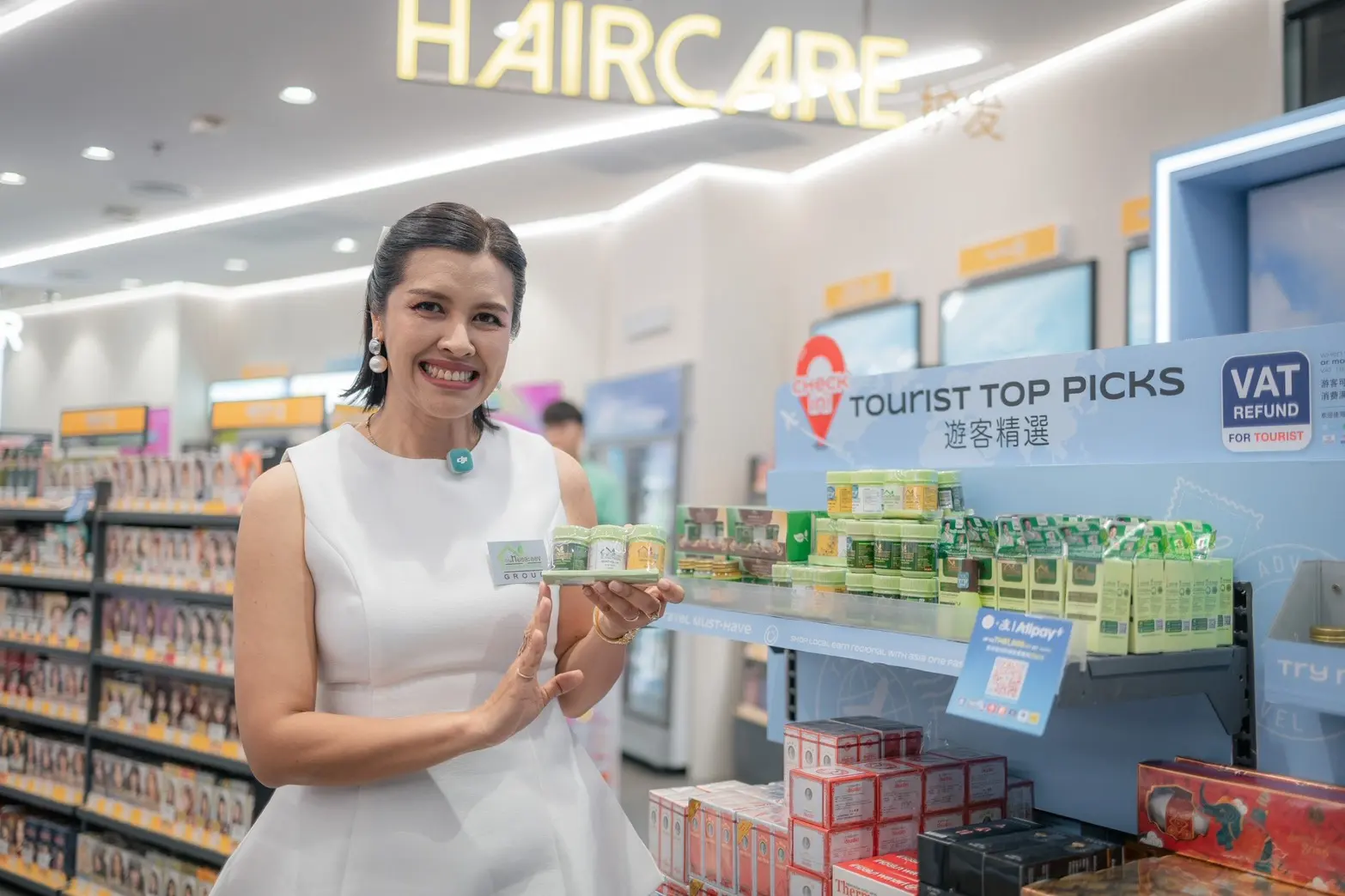 บ้านหมอละออง กรุ๊ป เปิดตัวยาดมสมุนไพรไทยที่ Watsons สาขา Siam Center พร้อมชาย-ชาตโยดม ร่วมกิจกรรมโปรโมตสินค้า