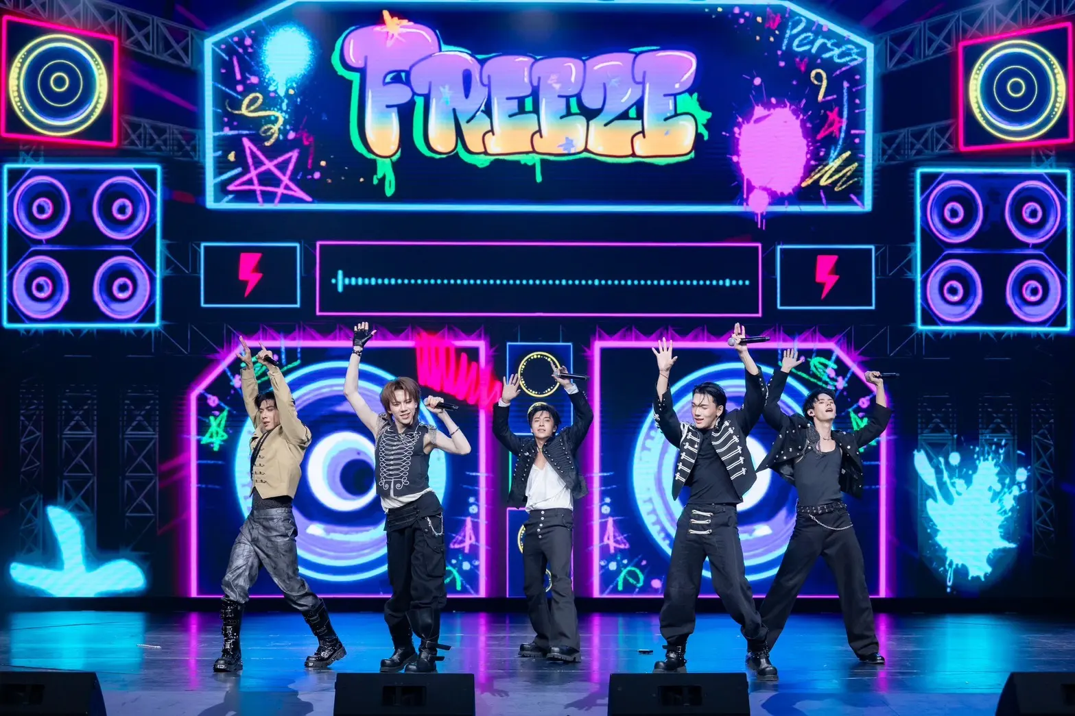 เลยดูดี สตูดิโอ จัดงาน HELLO FRI3NDSSS รวมตัว 3 วง T-Pop ชั้นนำ PROXIE, ATLAS และ PERSES ร่วมแสดงเวทีเดียวกัน ปิดท้ายโปรเจกต์ HELLO BOYSSS