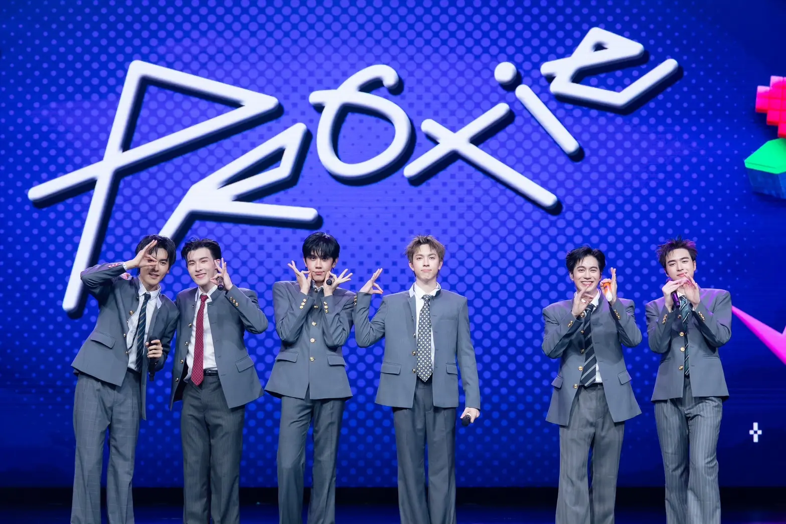 เลยดูดี สตูดิโอ จัดงาน HELLO FRI3NDSSS รวมตัว 3 วง T-Pop ชั้นนำ PROXIE, ATLAS และ PERSES ร่วมแสดงเวทีเดียวกัน ปิดท้ายโปรเจกต์ HELLO BOYSSS
