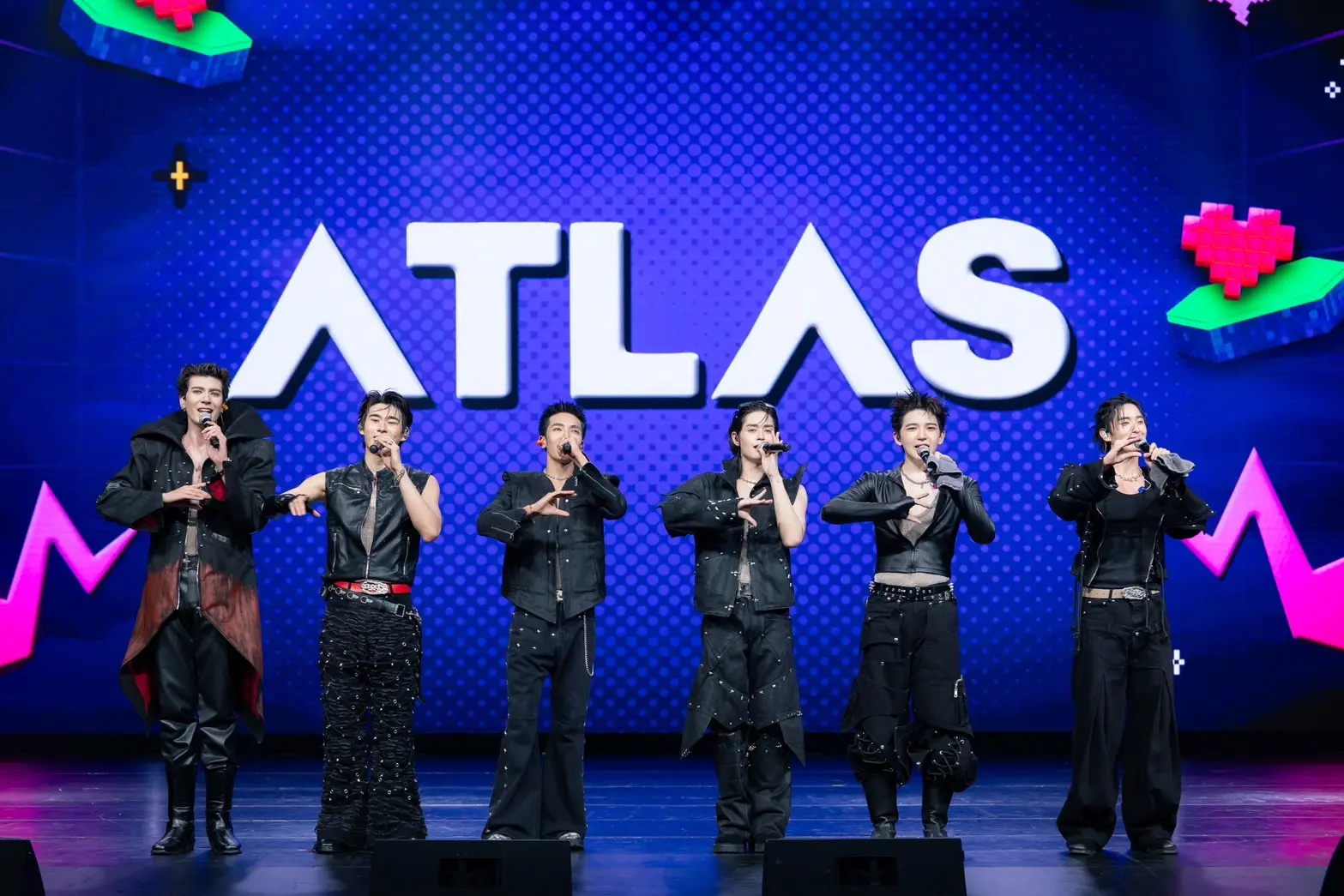เลยดูดี สตูดิโอ จัดงาน HELLO FRI3NDSSS รวมตัว 3 วง T-Pop ชั้นนำ PROXIE, ATLAS และ PERSES ร่วมแสดงเวทีเดียวกัน ปิดท้ายโปรเจกต์ HELLO BOYSSS
