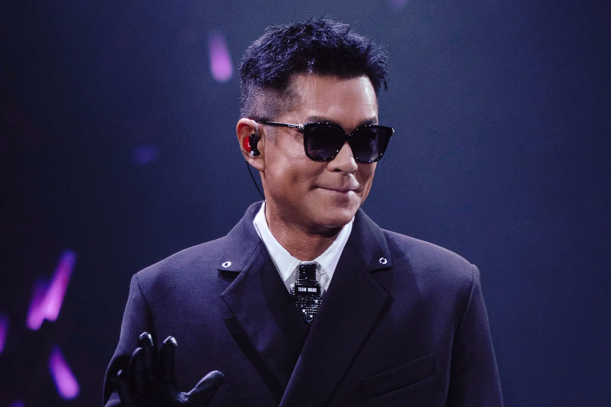 กู่เทียนเล่อ สวมชุดสูทสั่งตัดพิเศษจาก TEAM WANG design ผลงานการออกแบบของ แจ็คสัน หวัง ขึ้นแสดงคอนเสิร์ต LOUIS KOO MY FIRST SHOW ที่ฮ่องกง โคลิเซียม
