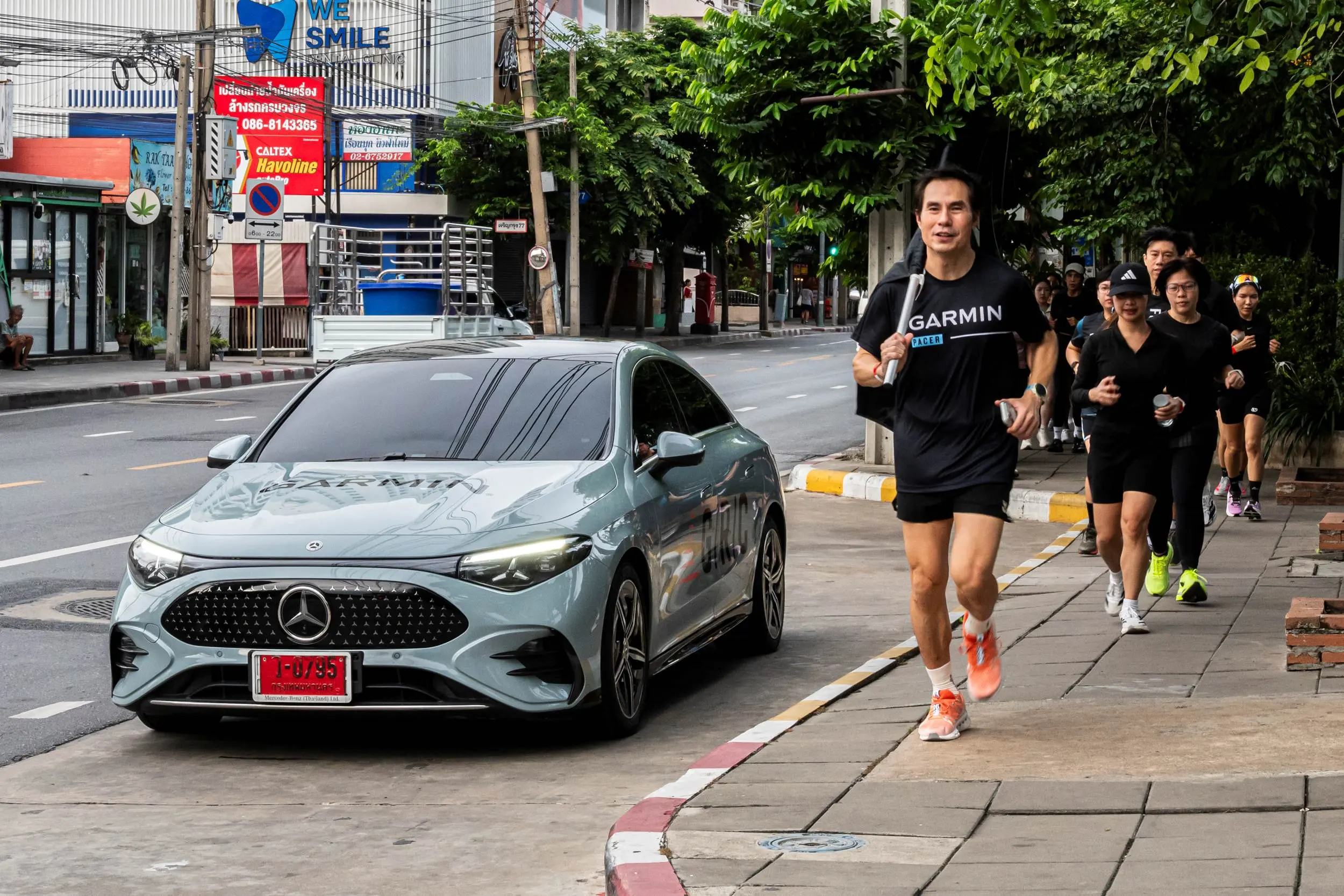 เมอร์เซเดส-เบนซ์ ร่วมกับ การ์มิน จัดกิจกรรมวิ่ง City Run เส้นทางถนนเจริญกรุง ระยะทาง 6 กิโลเมตร พร้อมนำรถยนต์ไฟฟ้า The all-new electric CLA นำขบวนดูแลความปลอดภัย