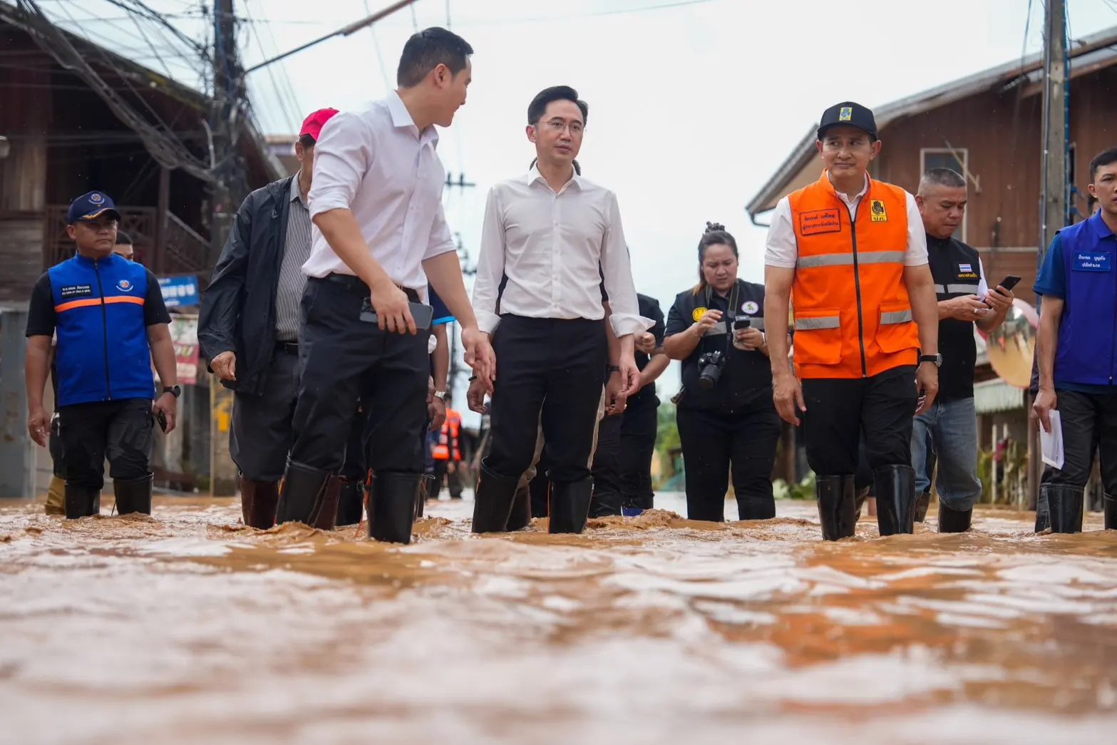 รองนายกฯ ยศชนัน ลงพื้นที่จังหวัดน่าน บัญชาการรับมือน้ำท่วม สั่งการ 6 มาตรการเร่งด่วน เตือนภัยล่วงหน้า อพยพประชาชน และเตรียมพร้อมฟื้นฟูตลอด 24 ชั่วโมง