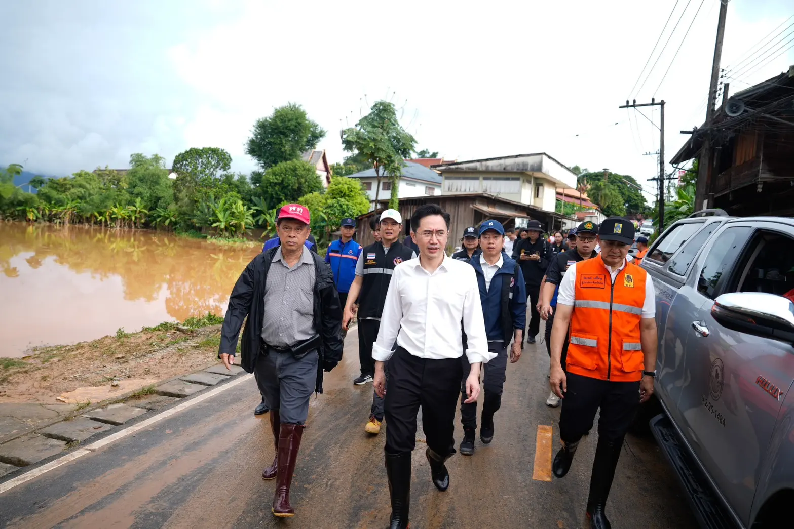 รองนายกฯ ยศชนัน ลงพื้นที่จังหวัดน่าน บัญชาการรับมือน้ำท่วม สั่งการ 6 มาตรการเร่งด่วน เตือนภัยล่วงหน้า อพยพประชาชน และเตรียมพร้อมฟื้นฟูตลอด 24 ชั่วโมง