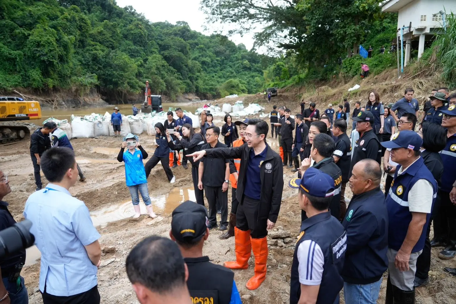 รองนายกฯ ลงพื้นที่ฟื้นฟูน้ำท่วมน่าน ขยายงบฉุกเฉิน 100 ล้านบาท พร้อมจ่ายเงินเยียวยาเสียชีวิต 2 ล้านบาท ครัวเรือนละ 9,000 บาท ปรับเกณฑ์ยื่นรับสิทธิสะดวกรวดเร็ว