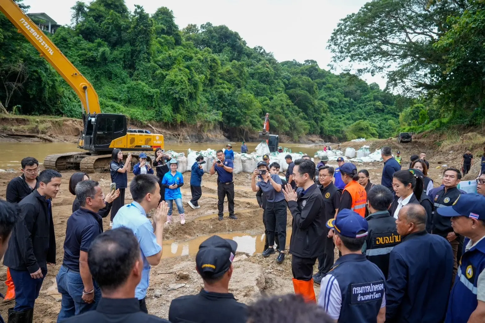 รองนายกฯ ลงพื้นที่ฟื้นฟูน้ำท่วมน่าน ขยายงบฉุกเฉิน 100 ล้านบาท พร้อมจ่ายเงินเยียวยาเสียชีวิต 2 ล้านบาท ครัวเรือนละ 9,000 บาท ปรับเกณฑ์ยื่นรับสิทธิสะดวกรวดเร็ว