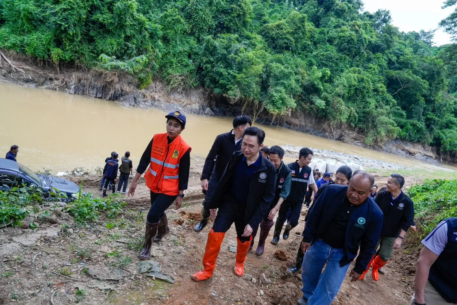 รองนายกฯ ลงพื้นที่ฟื้นฟูน้ำท่วมน่าน ขยายงบฉุกเฉิน 100 ล้านบาท พร้อมจ่ายเงินเยียวยาเสียชีวิต 2 ล้านบาท ครัวเรือนละ 9,000 บาท ปรับเกณฑ์ยื่นรับสิทธิสะดวกรวดเร็ว