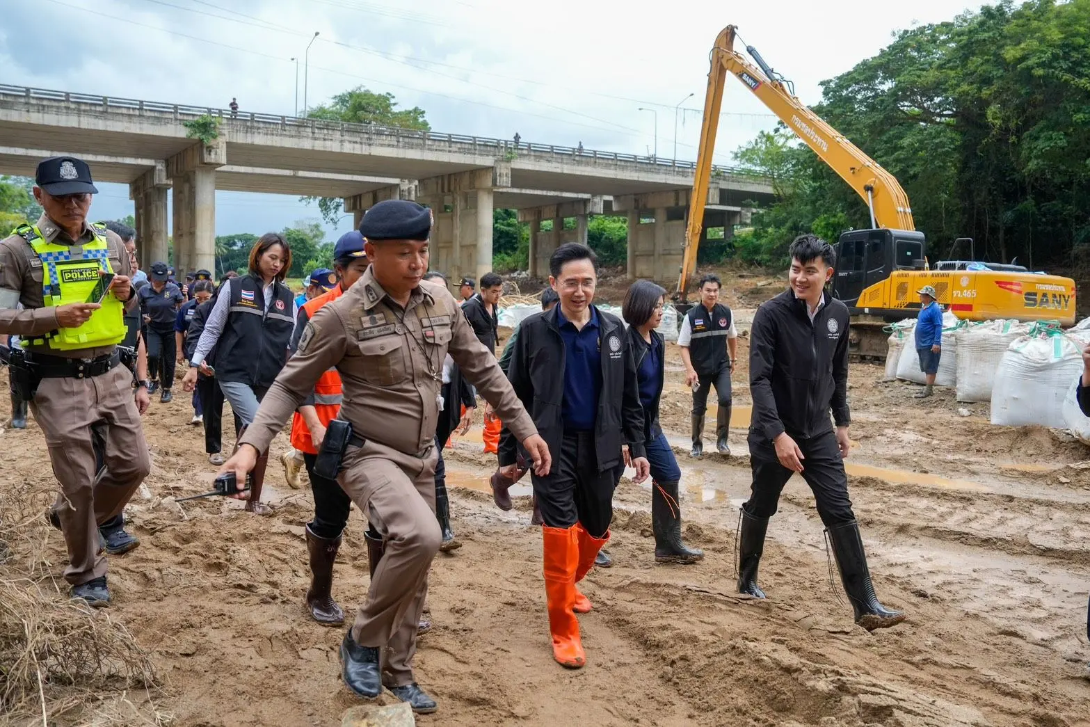 รองนายกฯ ลงพื้นที่ฟื้นฟูน้ำท่วมน่าน ขยายงบฉุกเฉิน 100 ล้านบาท พร้อมจ่ายเงินเยียวยาเสียชีวิต 2 ล้านบาท ครัวเรือนละ 9,000 บาท ปรับเกณฑ์ยื่นรับสิทธิสะดวกรวดเร็ว